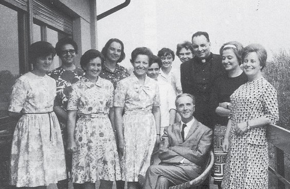Chiara (second from the right) with Fr. Foresi (standing), Igino Giordani (seated) and the first focolarinas.