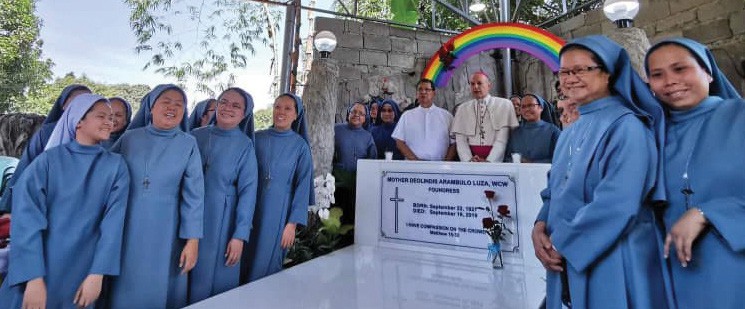 Workers of Christ the Worker Sisters with  Most Rev. Jacinto Jose, Bishop of Urdaneta and Most Rev. Gabriele Giordano Caccia, Apostolic Nuncio to the Philippines, at the tomb of Mother Deolindis in Binalonan, Pangasinan.